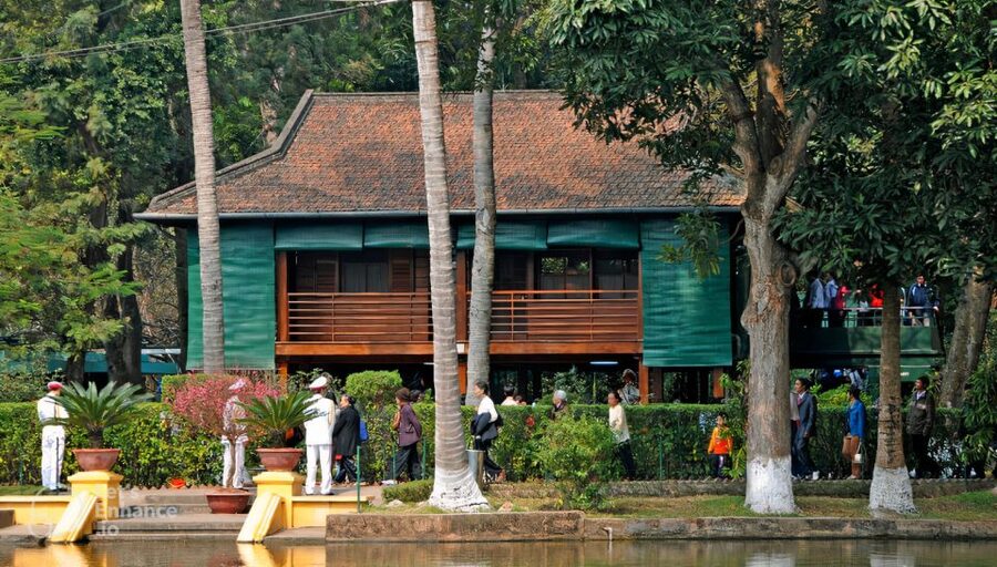 1 Day On 5-Star Halong Cruise With Highest Safety Equipments - Luon Cave time: kayaking or bamboo boat, plus an easy win for your photos