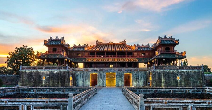 DaNang/Hoi An: Hue Citadel via Hai Van Pass Small Group Tour - Taking the Hai Van Pass: coastal views and photo-stop timing