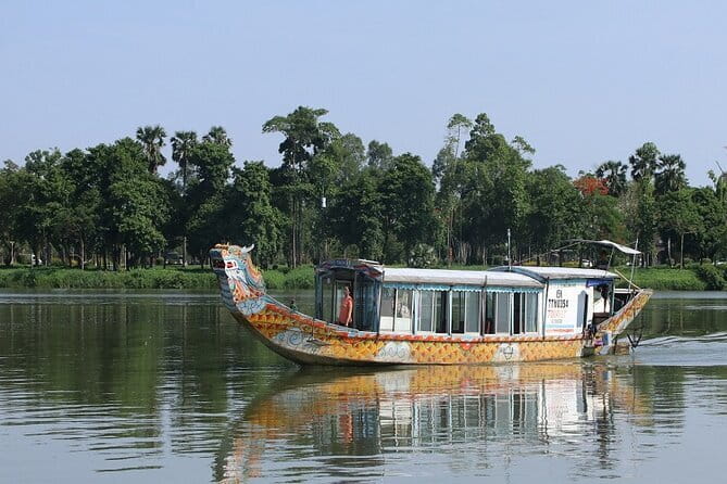 E biking Night Street Food Tour with Local Guide - River-Side Hue Food: Com Hen by the Water