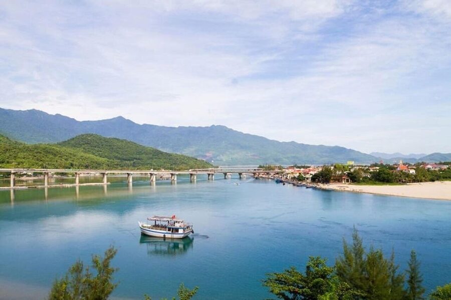 From Hue: Bus Transfer to Hoi An with Sightseeing Stops - Pickup in Hue: Hotel Convenience vs the 52 Tran Cao Van Meet Point