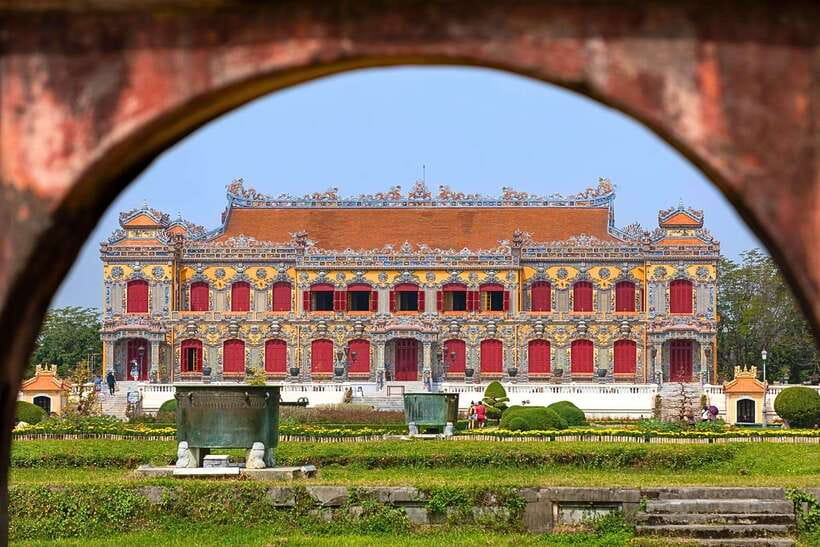 Hue: Hue Walking Tour to Imperial Citadel with Tour Guide - Ngo Mon Gate and Flag Tower: ceremonial power in stone