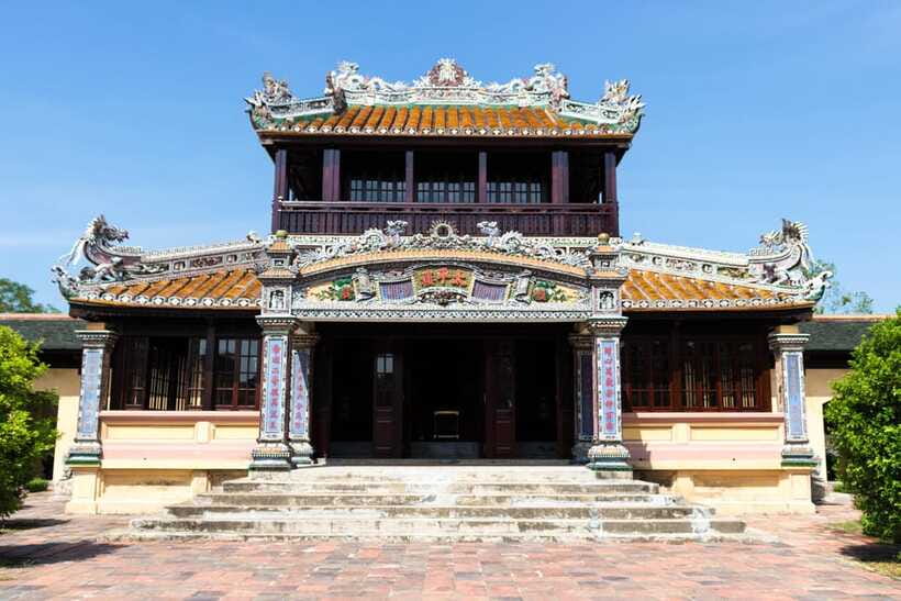 Hue: Hue Walking Tour to Imperial Citadel with Tour Guide - Nine Dynastic Urns and Hien Lam Pavilion: ritual objects and rules