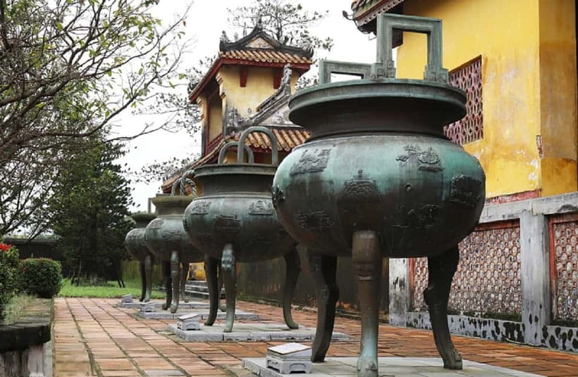 Hue: Imperial City, Royal Tombs, Pagoda & Dragon Boat Tour - The story behind the stones: court life you can understand