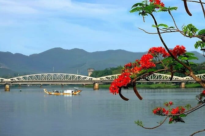 Hue Private Dragon Boat(Cruise):Sunrise/Sunset & Riskshaw Riding - Getting on board in Hue: meet point, life jacket, and real-world timing