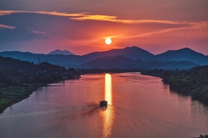 Hue Private Dragon Boat(Cruise):Sunrise/Sunset & Riskshaw Riding - Rickshaw riding and cold beer: the combo option that changes the vibe