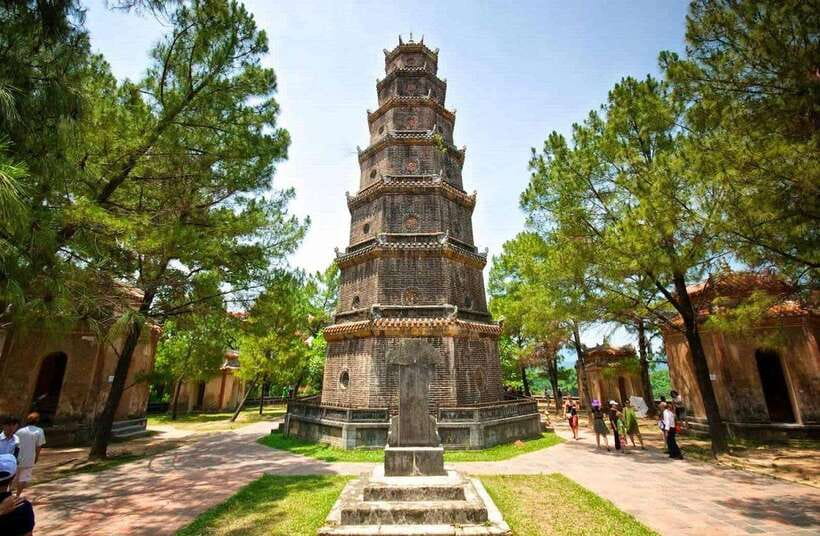 Hue: Private Dragon Boat, Pagoda, and Royal Tomb Tour - Hue’s imperial story: why the car route matters