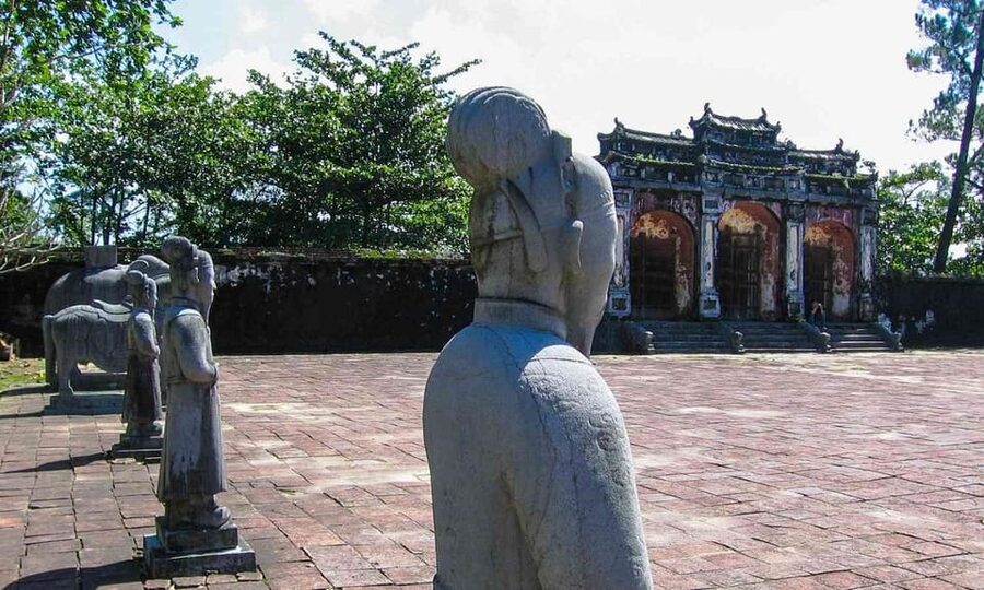 Hue : Royal Tombs- Thien Mu Pagoda- Dragon Boat Private Tour - Hue by dragon boat: a 30-minute cruise that’s the right kind of slow