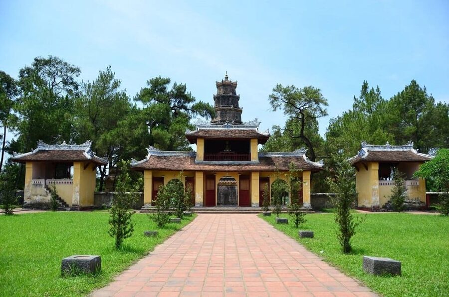 Hue : Royal Tombs- Thien Mu Pagoda- Dragon Boat Private Tour - Hotel pickup, private car, and an English-speaking guide: where the value really shows