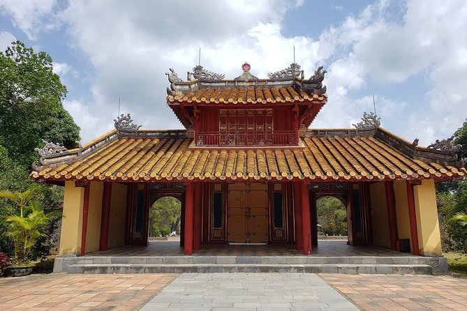 Hue’s Top Attractions by Car with Informative ES Driver - Private Car + Real Flexibility in Hue