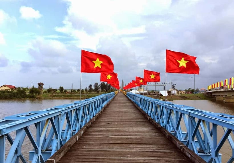 Phong Nha/Dong Hoi: DMZ Tour - Vinh Moc & Khe Sanh Base - Hien Luong Bridge and the Ben Hai River: standing at the 17th Parallel