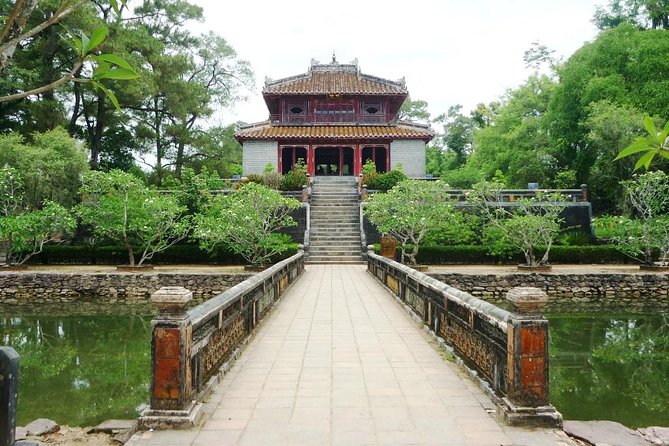 Private Hue Tombs & Pagoda Tour with Local Guide - Tu Duc Tomb: Lotus Ponds and an Emperor’s Romantic Retreat