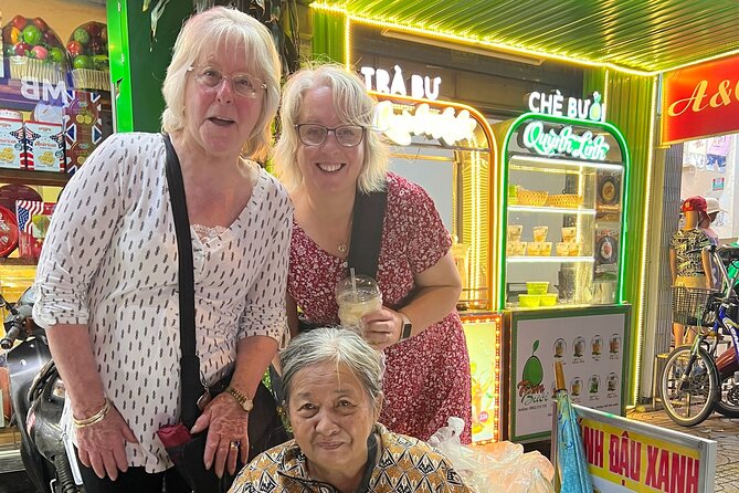 Walking street food tour - Dong Ba Market on Lê Lợi: where Bun Thịt Nướng and Bun Bò Huế make sense